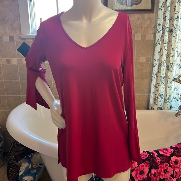 Susan Graver Tops - Beautiful fuchsia Susan Graver blouse. Size small.